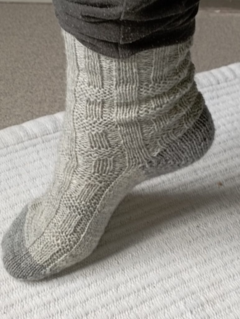 mon pied portant une des chaussettes fait main sur le modèle Mabel