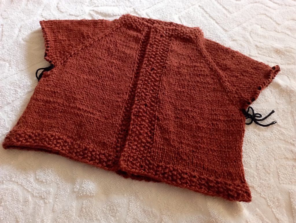 le tricot du corps est terminé ; je peux passer aux manches