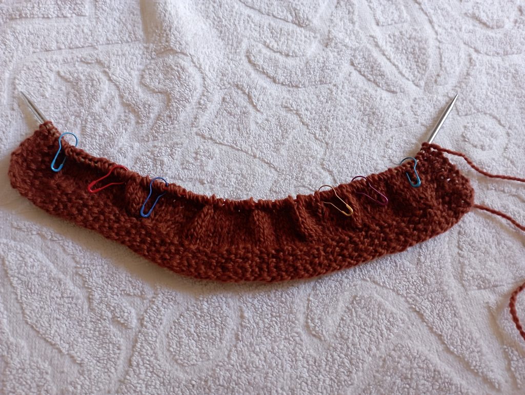 le tout début du Duo Spring Cardigan : le col et la mise en place des marqueurs