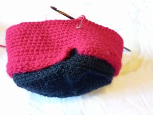 plumpy christmas gnome : bas du manteau crocheté à la suite de la base mais en rouge