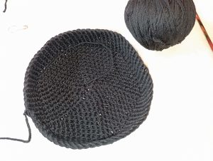 plumpy christmas gnome : la base est crochetée en rond en noir