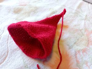 plumpy christmas gnome : la base du bonnet est crochetée sous la forme d'un cône avec une pointe allongée