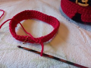 plumpy christmas gnome : le début du bonnet en rouge et crocheté en rond en mailles serrées
