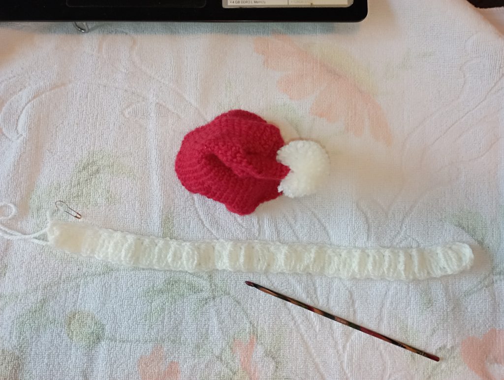 plumpy christmas gnome : le bonnet a un pompon ; la bordure de fourrure blanche est crochetée et prête à être posée