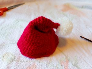 plumpy christmas gnome : le bonnet est bien avancé, il a un pompon blanc à son sommet