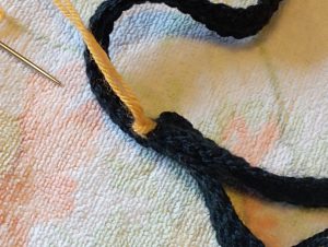 plumpy christmas gnome : travail de mise en forme de la ceinture avec le fil qui va servir à broder la boucle