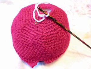 plumpy christmas gnome : le corps est terminé, rembourré ; le fil pour crocheter la tête est déjà sur le crochet
