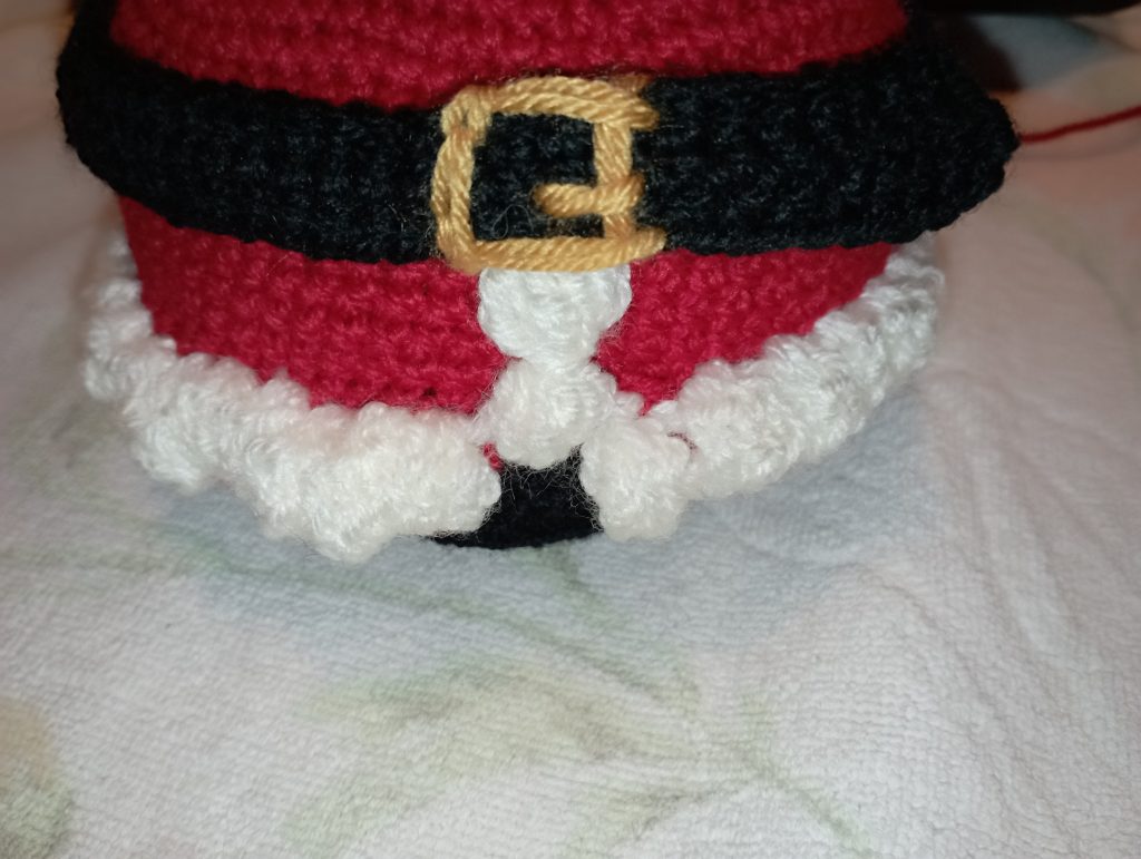 plumpy christmas gnome : le manteau est terminé, la ceinture en place et rebrodée, la bordure de fourrure crochetée est fixée