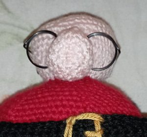 gros plan sur la tête du plumpy christmas gnome : avec lunettes